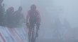 Královská etapa na Vueltě končila v mlze, cyklisté téměř nebyli vidět