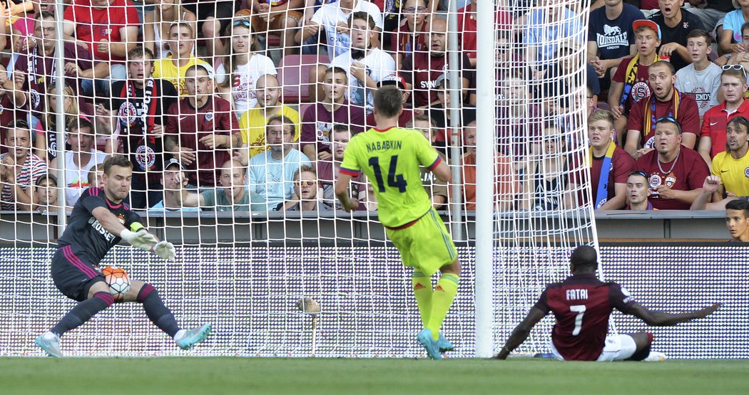 Kehinde Fatai vstřílí gól do sítě CSKA Moskva