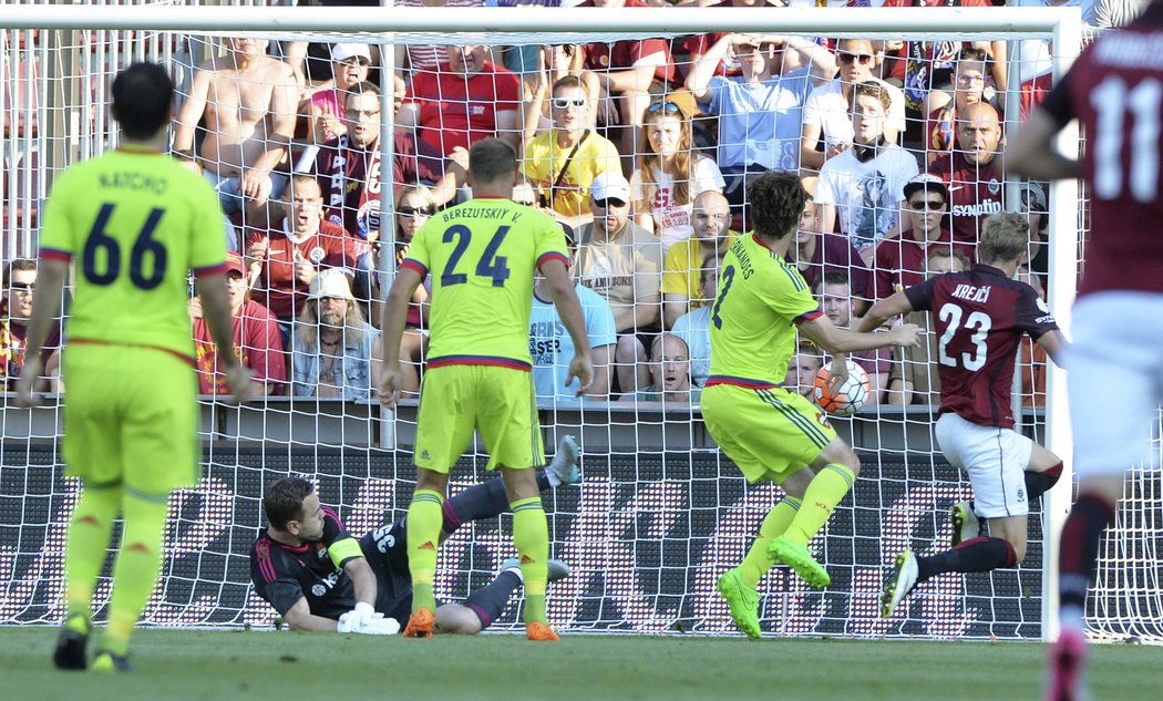 Ladislav Krejčí střílí branku do sítě CSKA Moskva