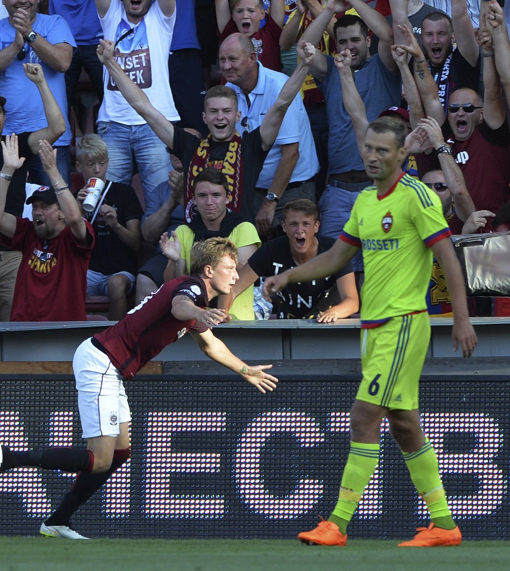 Ladislav Krejčí oslavuje branku do sítě CSKA Moskva