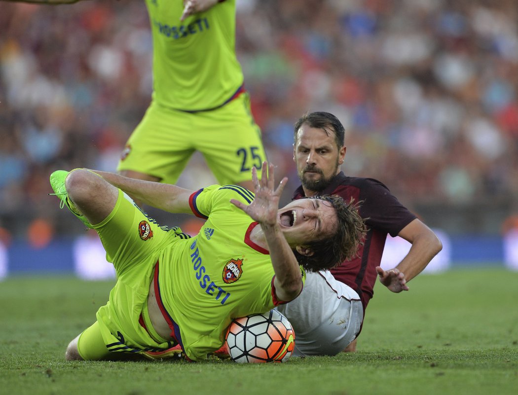 Tvrdý zákrok Marka Matějovského na Fernandese z CSKA Moskva