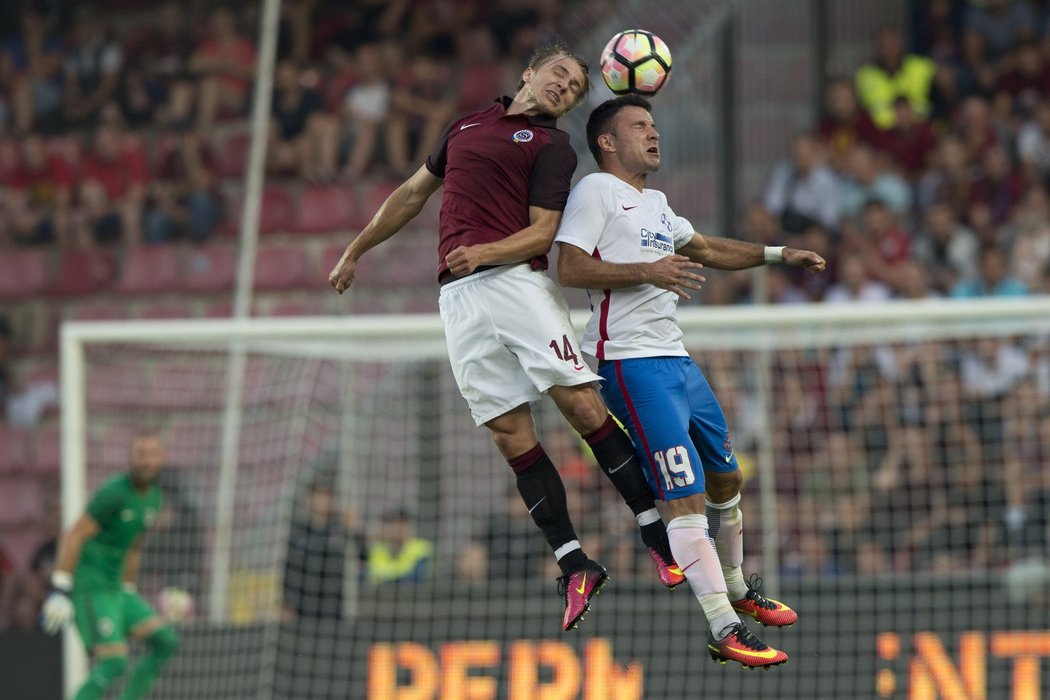 Martin Frýdek a Adnan Aganović ze Steauy v  hlavičkovém souboji