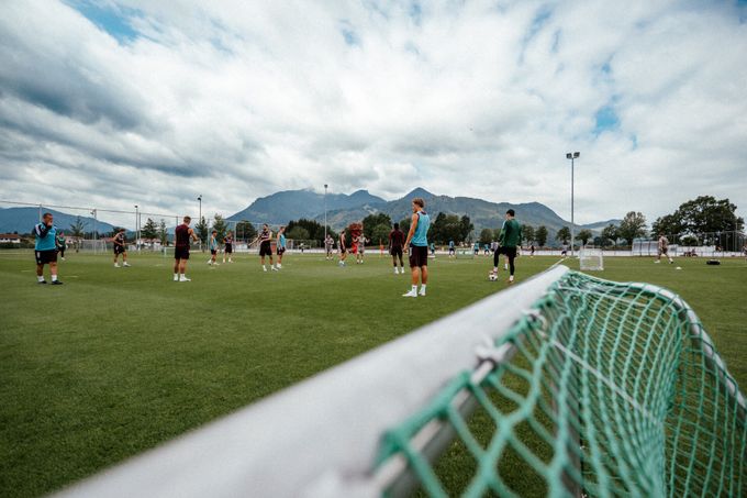 Sparta v Grassau trénovala bez Karabce a Mannsverka. Kuchta v ráži, Haraslín chtěl kartu Sparta v Grassau trénovala bez Karabce a Mannsverka. Kuchta v ráži, Haraslín chtěl kartu