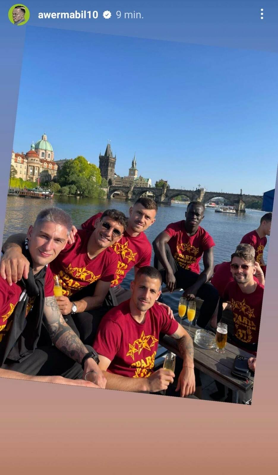 Sparťanští fotbalisti slavili na lodi uprostřed Vltavy