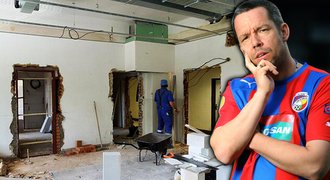 FOTO: Horváthovi a spol. zbourali šatnu. Plzeň přestavuje stadion