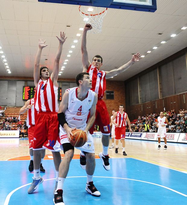 Petr Benda se uvolňuje přes dvojici Katnic, Jelovac Petr Benda se uvolňuje přes dvojici Katnic, Jelovac
