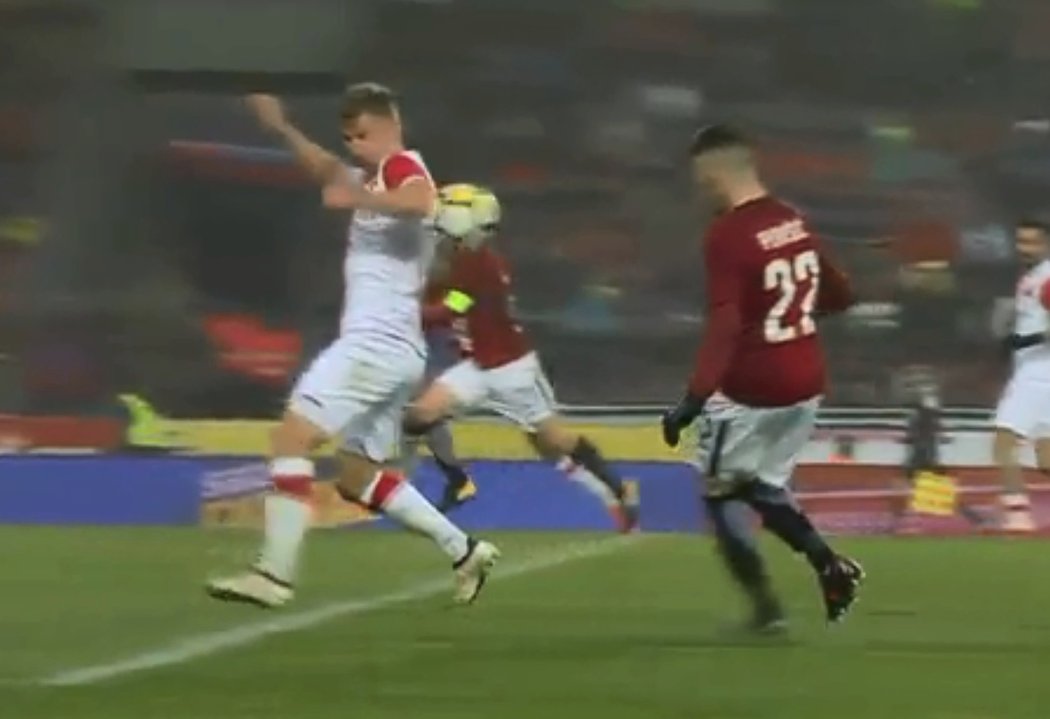 Sporné momenty pražského derby mezi Spartou a Slavií, které řešil sudí Pavel Královec pomocí videa - ruka Jakuba Jugase