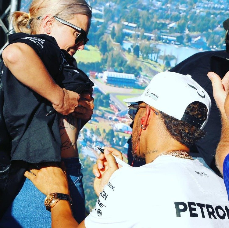 Autogram na bříško. I to je život pilotů F1, Lewis Hamilton už to dobře zná.