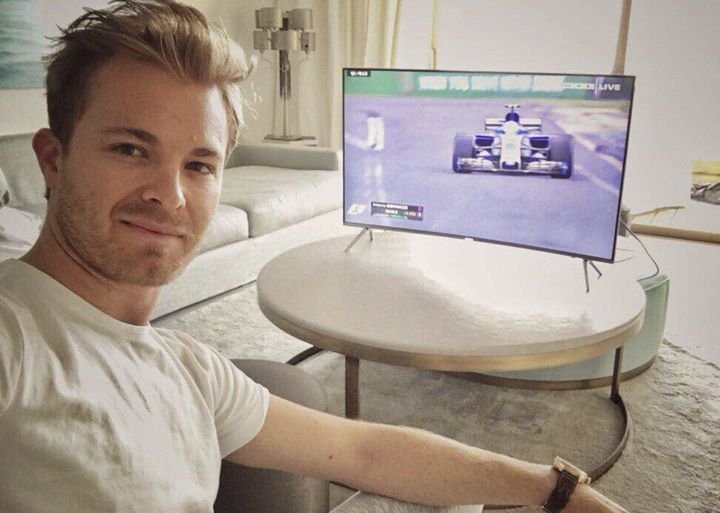 To je pohodička. Mistr světa Nico Rosberg se pochlubil, jak úvodní kvalifikaci nové sezony F1 sleduje jen u televize.