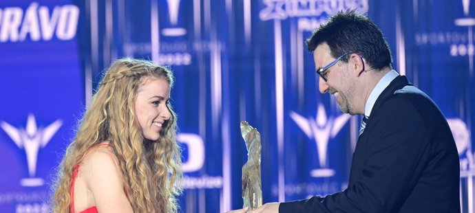 Biatlonistka Markéta Davidová přebírá cenu za 6. místo v anketě Sportovec roku 2022