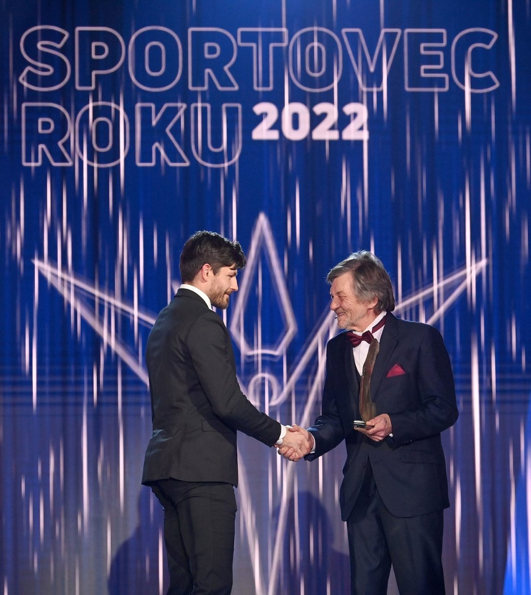 Hokejový obránce Michal Kempný přebírá cenu pro Kolektiv roku 2022, kterou vyhrál český národní tým