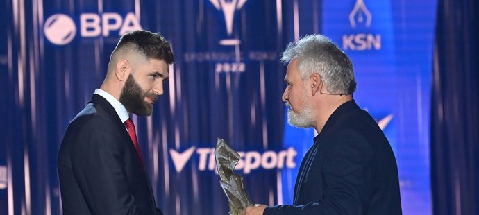 Český zápasník MMA Jiří Procházka si přebírá cenu pro 10. místo v anketě Sportovec roku 2022