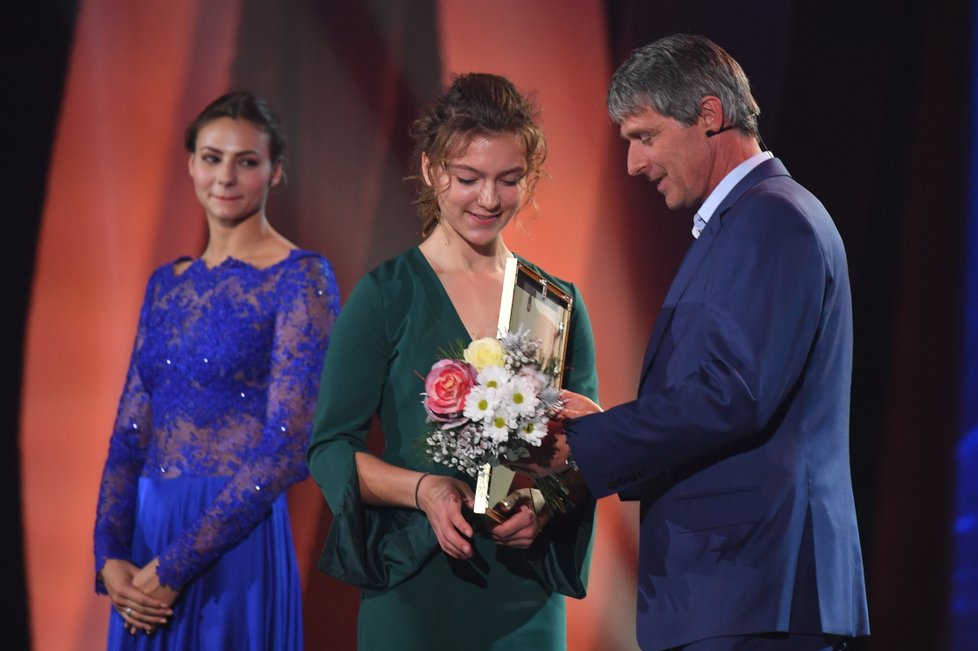 Cenu pro druhou juniorku roku předává Barboře Malíkové legendární oštěpař Jan Železný