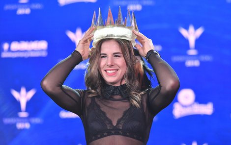 Ester Ledecká si nasazuje korunu pro Sportovkyni roku, tradiční anketu ovládla naprosto drtivě