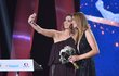 Moderátorka Daniela Písařovicová si dělá selfíčko s Petrou Kvitovou na Sportovci roku