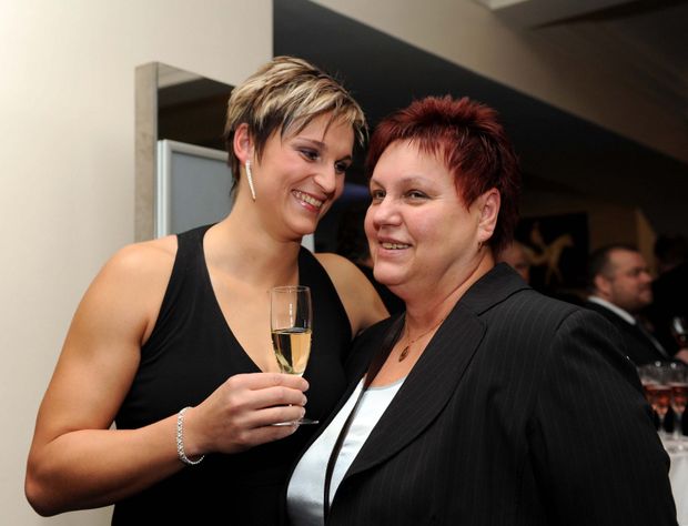 Barbora Špotáková s maminkou na vyhlášení ankety Sportovec roku. Barbora Špotáková s maminkou na vyhlášení ankety Sportovec roku.