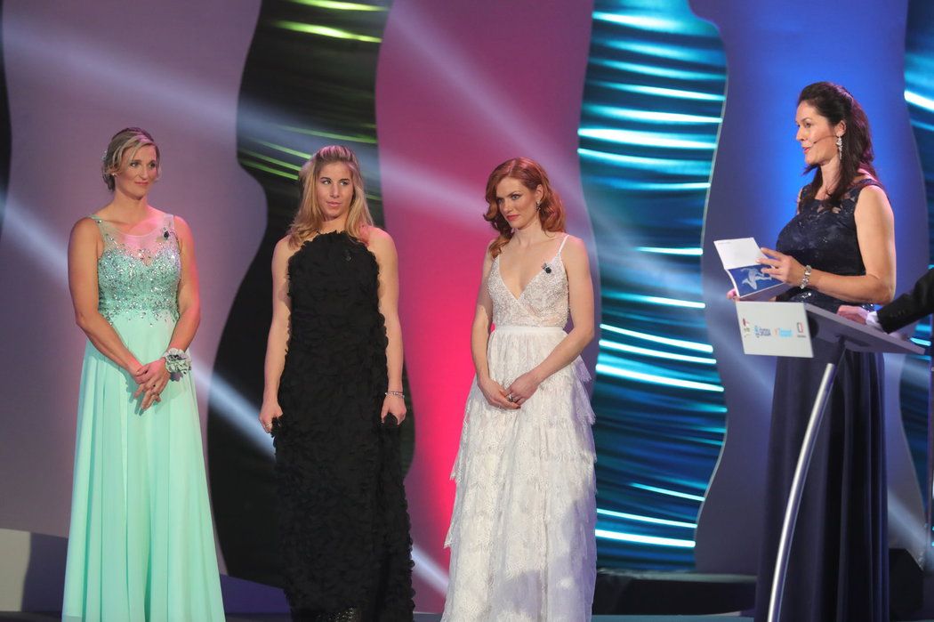 Barbora Špotáková, Ester Ledecká a Gabriela Koukalová spolu na pódiu při vyhlášení ankety Sportovec roku