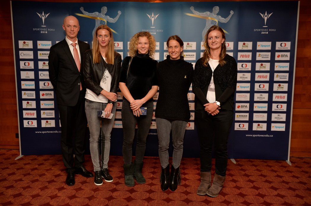 Vítězný tým z Fed Cupu: kapitán Petr Pála, Petra Kvitová, Kateřina Siniaková, Barbora Strýcová a Barbora Krejčíková