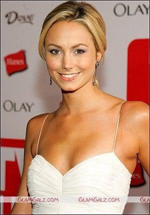 23. Stacy Keibler. Stacey byla roztleskávačkou v klubu Baltimore Revens, profesionální wrestlerkou a manažerkou. Zkouší se prosadit i jako herečka, má za sebou několik rolí v televizních show.