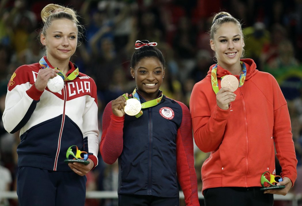 Medailistky s vítěznou Simone Bilesovou uprostřed