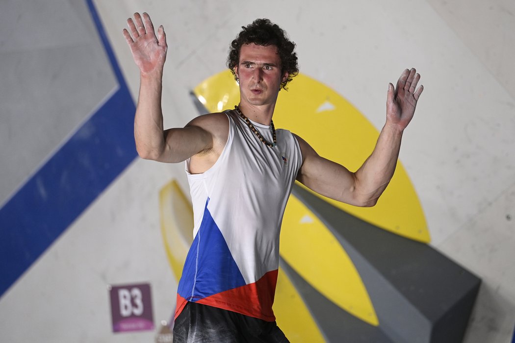 Sportovní lezec Adam Ondra se v boulderingu posunul na průběžné páté místo v olympijské soutěži