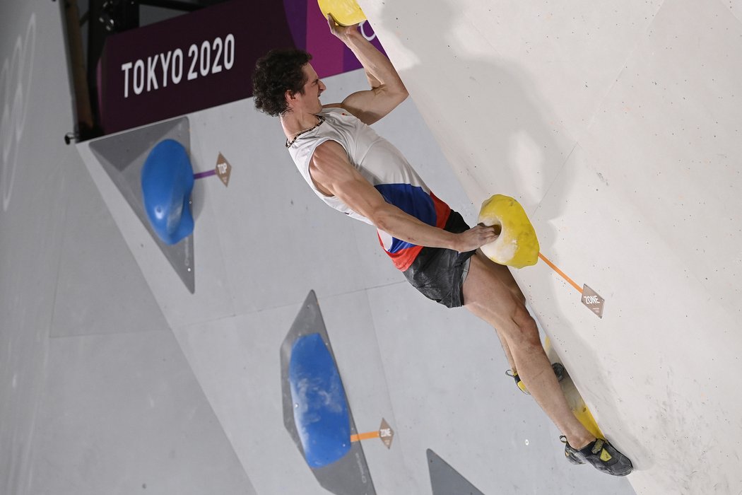 Sportovní lezec Adam Ondra se v boulderingu posunul na průběžné páté místo v olympijské soutěži