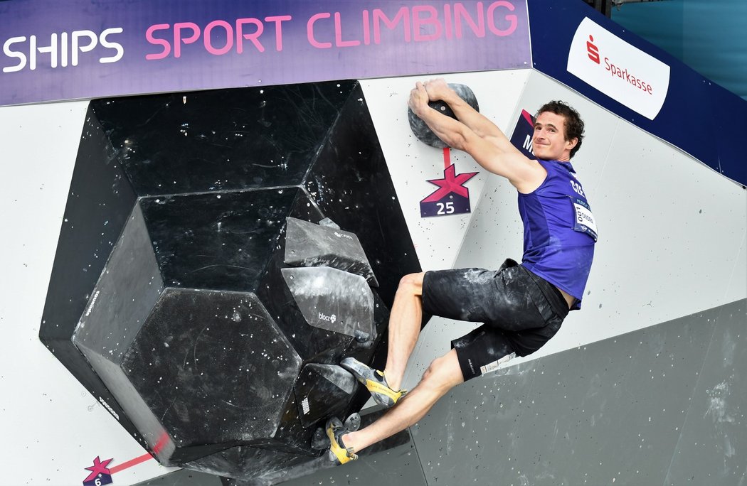 Český lezec Adam Ondra během olympijské kombinace