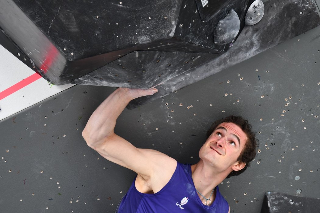 Český lezec Adam Ondra během olympijské kombinace