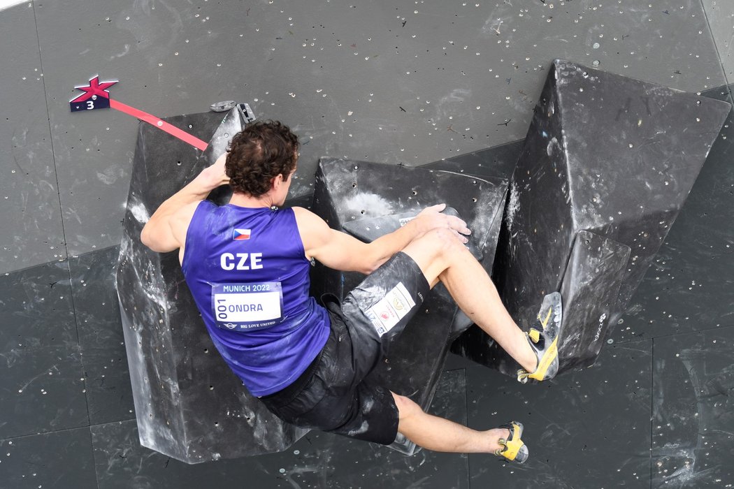 Český lezec Adam Ondra během olympijské kombinace