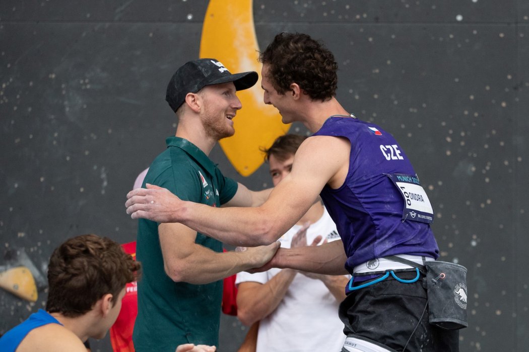 Vzájemná gratulace. Vlevo zlatý Rakušan Jakob Schubert a stříbrný Adam Ondra