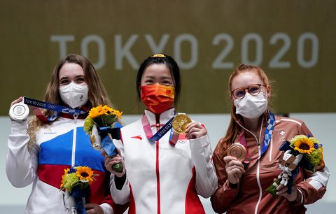 Medailisty ze střelby ze vzduchové pušky: zlatá Číňanka Jang Čchien, stříbrná Ruska Anastasia Galašinová a bronzová Švýcarka Nina Christenová