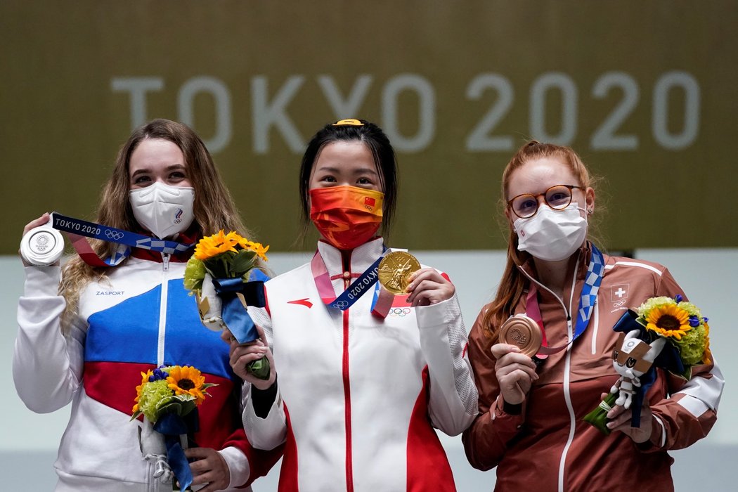 Medailistky ze střelby ze vzduchové pušky: zlatá Číňanka Jang Čchien, stříbrná Ruska Anastasia Galašinová a bronzová Švýcarka Nina Christenová