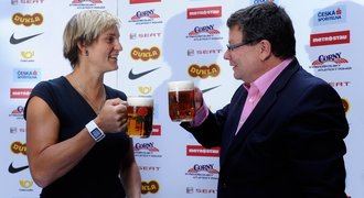 VIDEO: Špotáková má svoje holínky, ministr jí načepoval pivo