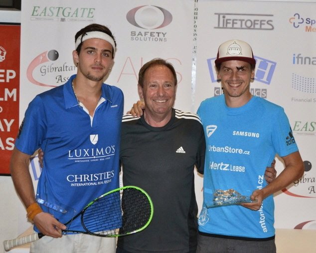 Český squashista Jan Koukal (vpravo) triumfoval na turnaji Gibraltar Open 2016.