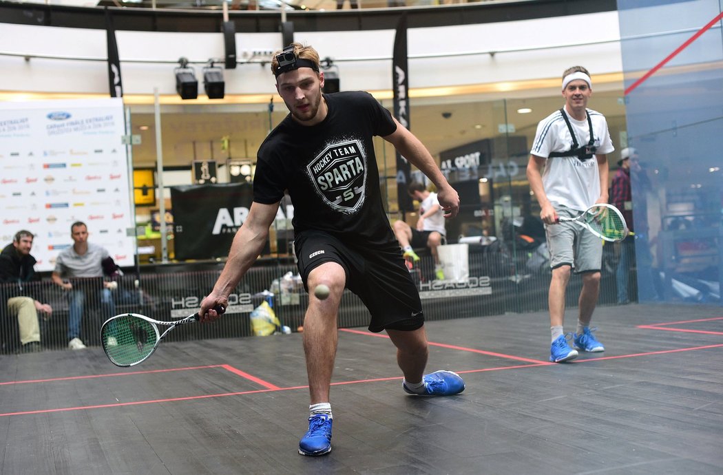 Hokejista Sparty Martin Procházka si zahrál squash s domácím šampionem Janem Koukalem.