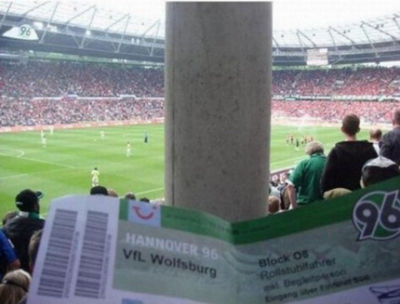 V Anglii často fanoušci dávají jako příklad země zaslíbené hostujícím fanouškům Německo. V Hannoveru ovšem můžete vyfasovat tuhle sedačku, kde si zápas vychutnáte jen na dvě půlky.