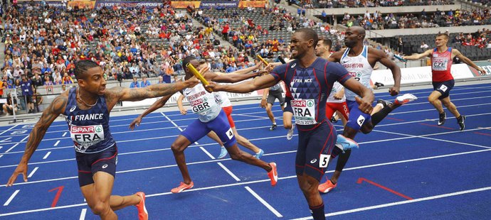 Štafeta mužů postoupila na atletickém mistrovství Evropy v Berlíně do finále běhu na 4x400 metrů v českém rekordu 3:02,52.