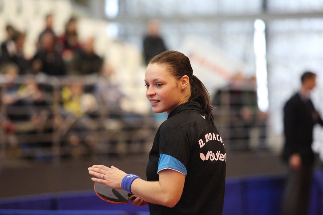 Dana Hadačová. Jejím vzorem je německá tenisová legenda Steffi Grafová. Dana Hadačová však jde svou vlastní cestou, na olympiádu míří jako stolní tenistka. Líbí se mi na tom, že to není jen pětatřicet minut monotónního běhu, vysvětlila svou zapálenost do sportu, v němž spíše vládnou čínští sportovci. Hadačová však v Londýně chce překvapit. A i když se to nezdá, umí se i pořádně rozčílit. K tlumení svých emocí proto začala spolupracovat i s psycholožkou. Narozena: 3. 9. 1983 (28 let) Výška/váha: 174cm/69kg Disciplína: stolní tenis Největší úspěchy: 3. místo na ME - týmově (2009), 14. místo na MS (2004) Kdy hraje: 28. 7. – 1. 8. 2012