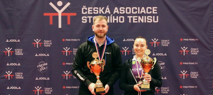 Mistři republiky ve dvouhře stolního tenisu Pavel Širuček a Zdena Blašková