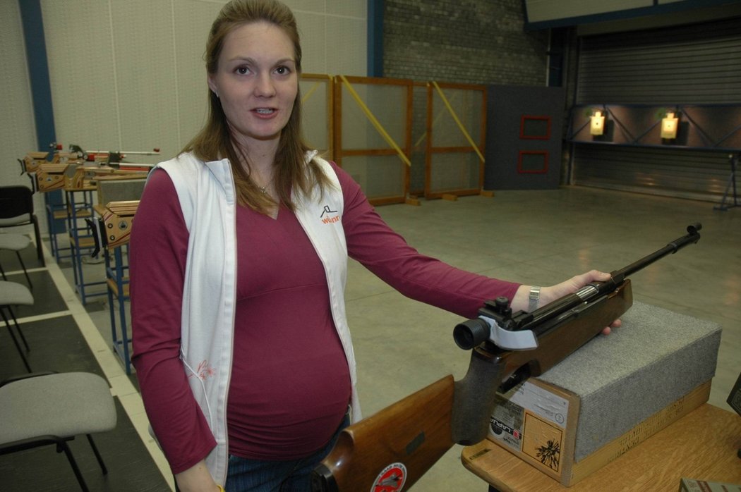 Těhotná Kateřina Emmons zaučovala ve střelbě novináře.