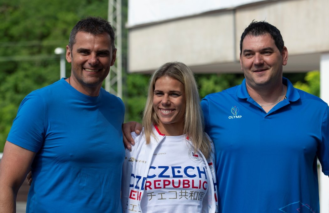 Atletka Nikola Ogrodníková a sportovní střelci David Kostelecký (vlevo) a Jiří Lipták  fasovali 3. července 2021 v Praze olympijskou kolekci Tokio 2020