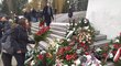 Záplava květin při posledním rozloučení se střelcem Petrem Málkem. Kromě široké rodiny je poslaly i střelecké kluby a město Brno