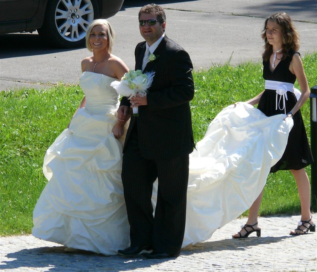 Nevěsta měla na sobě luxusní svatení šaty z Ameriky od Justina Alexandra.