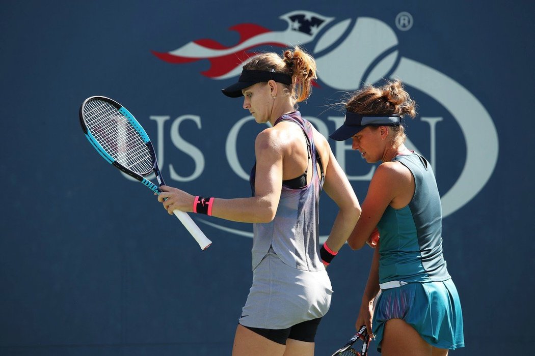 Lucie Šafářová a Barbora Strýcová porazily ve čtvrtfinále US Open kanadsko-čínský pár Gabriela Dabrowská, Sü I-fan 6:3, 2:6 a 6:4.