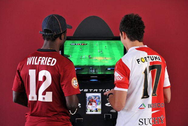 Suchý s Wilfriedem si to rozdávají na Playstationu Suchý s Wilfriedem si to rozdávají na Playstationu