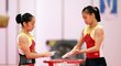 Čínská gymnastka Sui Lu (vpravo) je s 151 centimetry a 43 kilogramy nejnižší a zároveň nejlehčí olympioničkou letních her