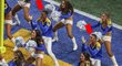 Dva muži mezi cheerleaders přepsali historii na letošním Super Bowlu
