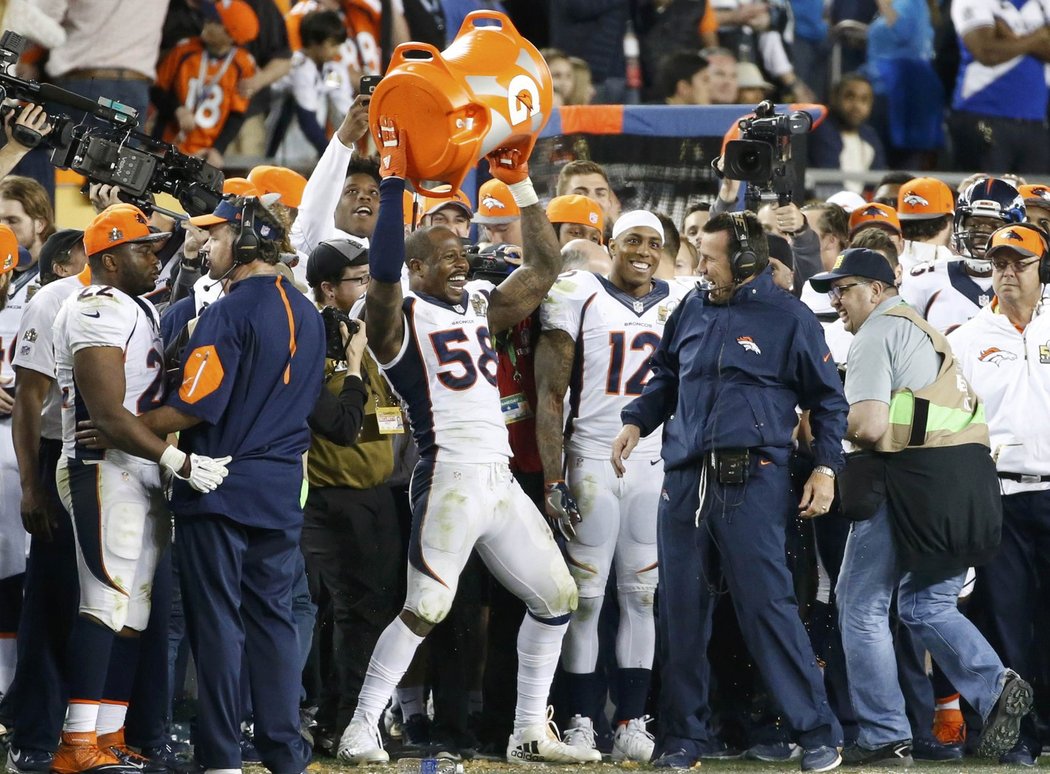 Hráči Denveru Broncos potřetí ve své historii slaví zisk Super Bowlu. V jubilejním 50. finále ligy amerického fotbalu NFL porazili nejlepší tým základní části Carolinu Panthers 24:10