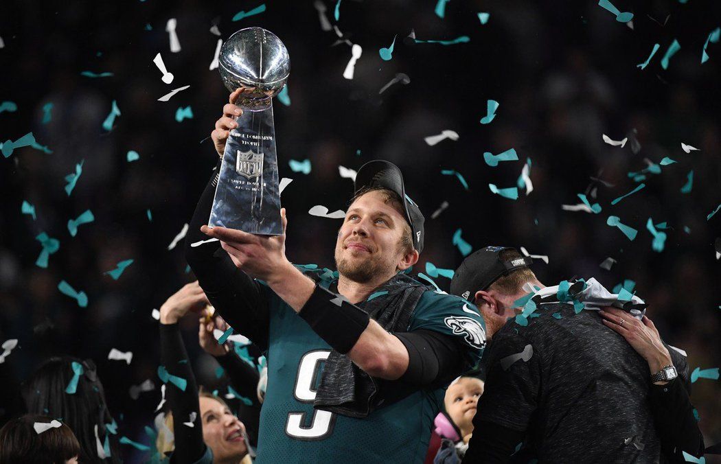 Nick Foles dal úžasným výkonem a 373 naházenými yardy zapomenout na zraněnou hvězdu Carsona Wentze a stal se hrdinou večera a MVP zápasu.