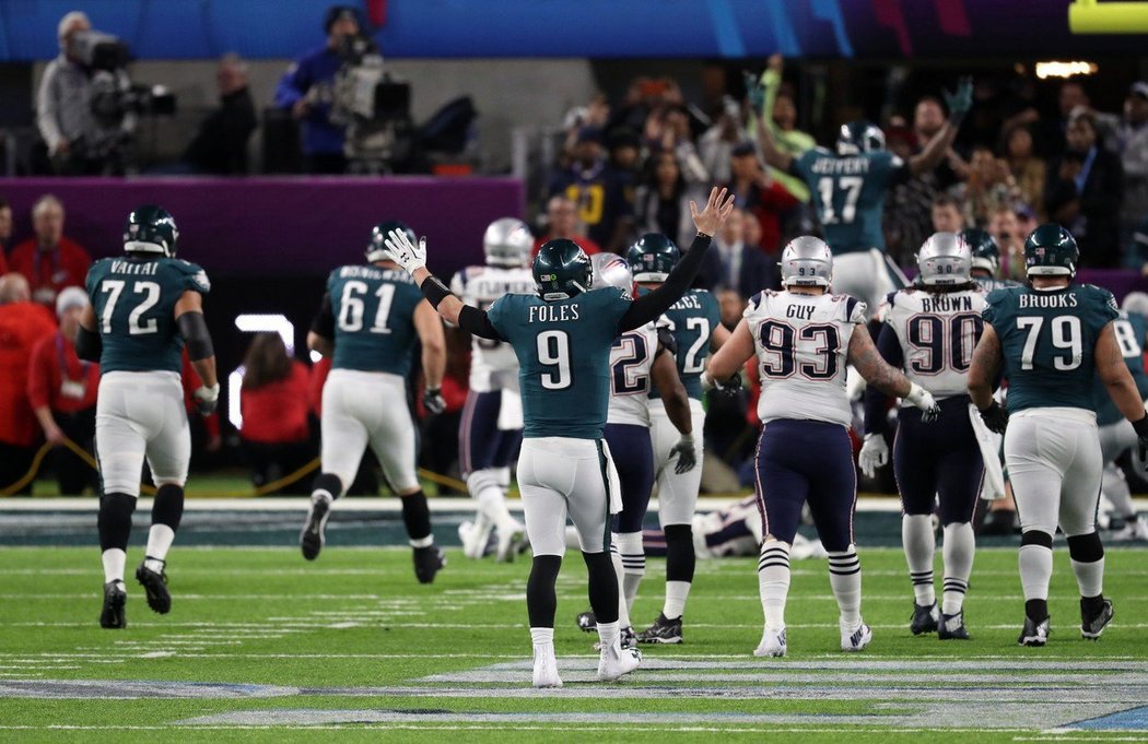 Hráči Philadelphie Eagles poprvé v klubové historii vyhráli Super Bowl, finále NFL v americkém fotbalu. New England Patriots porazili 41:33.